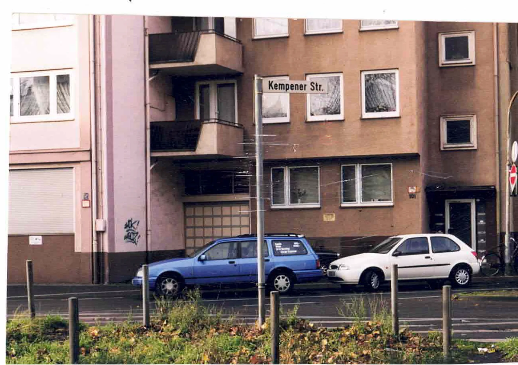 Farbfoto der Verkehrsinsel Kempener Straße im Jahr 1999, von der Natur zurückerobert