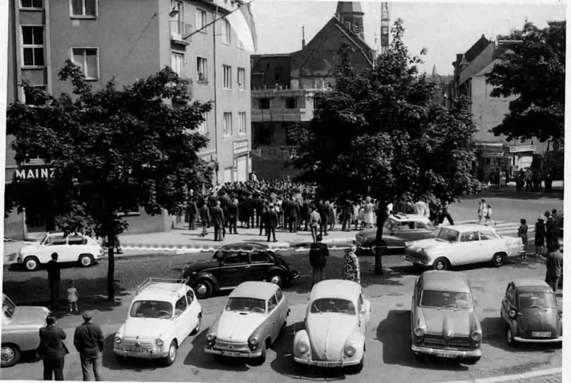 Historisches Schwarzweißfoto der Verkehrsinsel Kempener Straße, bevor sie zum Garten wurde